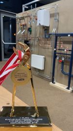 Siegertrophäe im Hintergrund die Installtionsarbetien