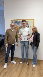 Schulsieger Max Hofbauer 2bDUS Übergabe Urkunde Schule