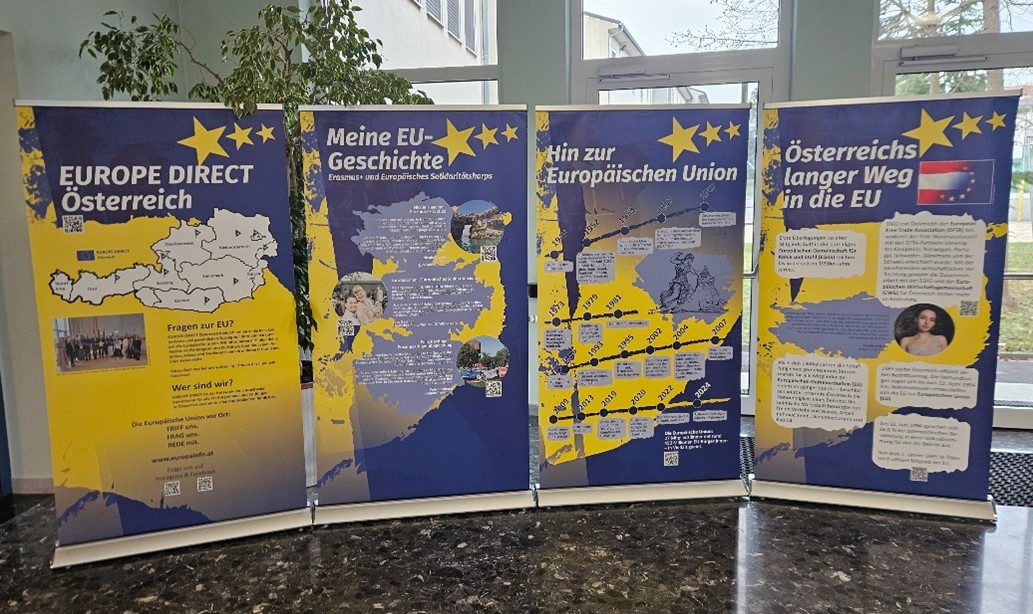 Das Bild zeigt Plakate mit Informationen über die EU im Eingangsbereich der Schule.