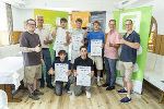 Gruppenfoto der Teilnehmer, Prüfer und Lehrer