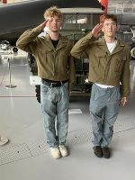 2 Schüler in britischen Uniformjacken