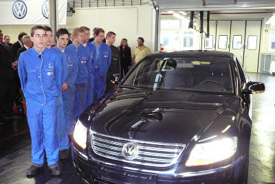 Schüler mit dem VW Phaeton