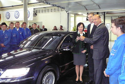 Vizepräsidentin Elisabeth Meixner, Berufsschuldirektor Ing. Kurt Gressenberger und Heinz Slesak von Porsche Austria bei der Schlüsselübergabe