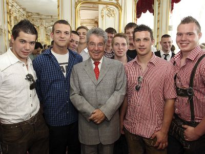 Bundespräsident Heinz Fischer mit Lehrlingen der Landesberufsschule Arnfels