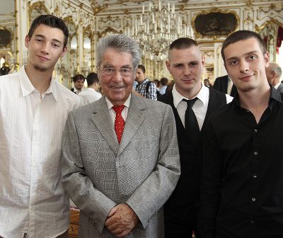 Bundespräsident Heinz Fischer mit Lehrlingen der Landesberufsschule Arnfels