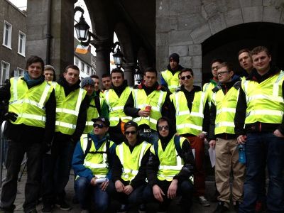 Bei der St. Patrick''s Day Parade war die gesamte Klasse als Ordner tätig