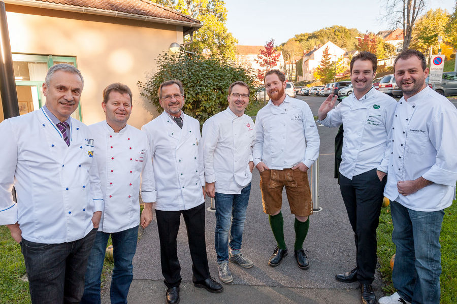 Die Elite vor dem Mailandsaaleingang Die Elite vor dem Mailandsaaleingang