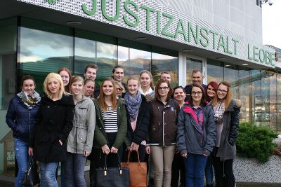 Vor der Justizanstalt Leoben