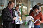 Neugierige Blicke in die Festschrift