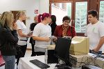Schüler erklären Büroequipment von früher