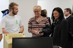 Markus bringt die beiden Damen mit seinen Erklärungen ins Staunen