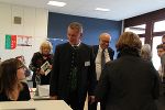 Herr Direktor Schober im Gespräch mit einer Schülerin