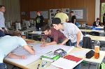 Die Schüler arbeiten eifrig an ihren Plakaten