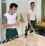 Schüler am Getränkestand