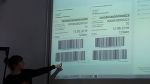 Frau Einzenberger zeigt die unterschiedlichen Barcodes