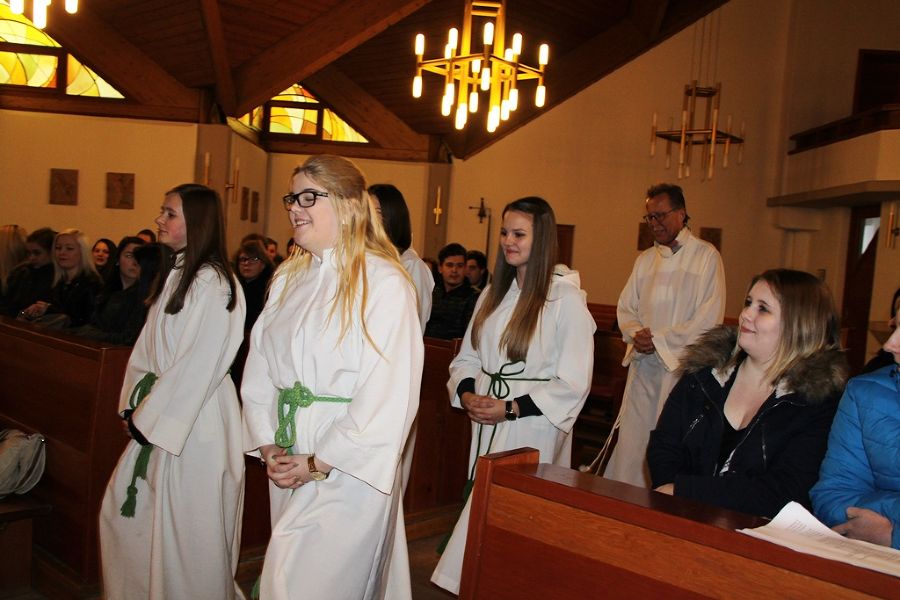 Feierlicher Einzug in die Kirche von Mitterdorf