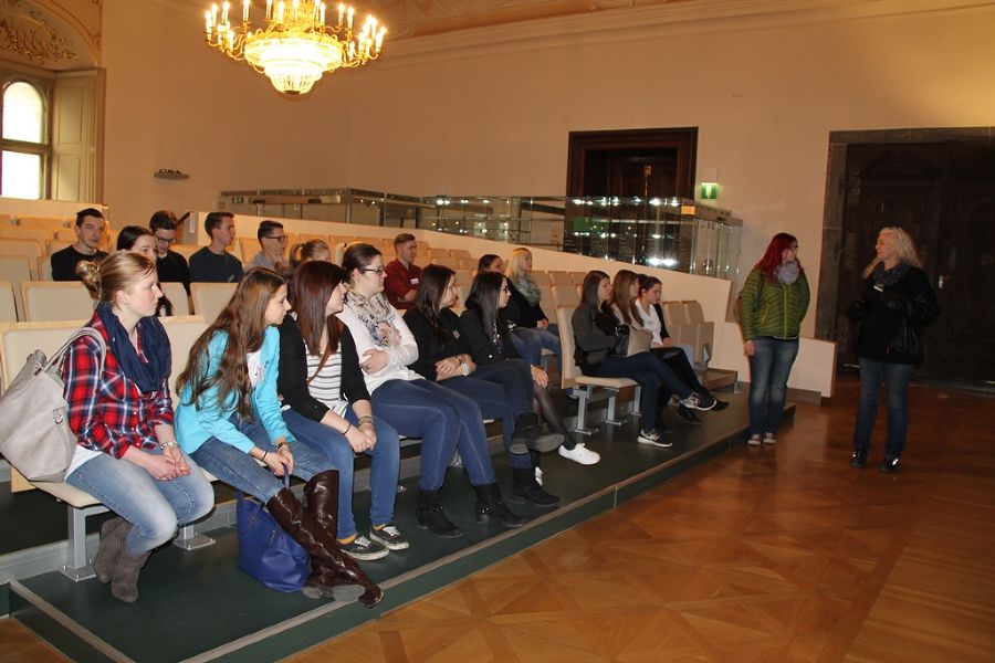 Schüler/innen auf den Zuschauerrängen des Landtages