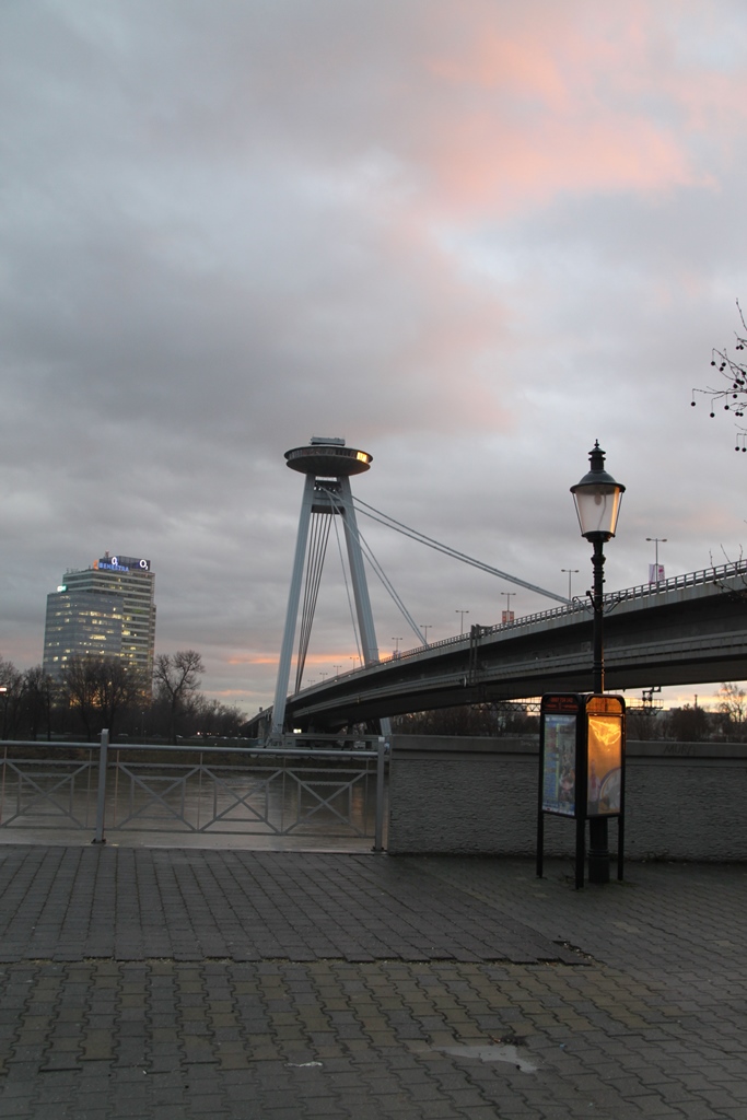 Blick zum  UFO-Turm in Bratislava