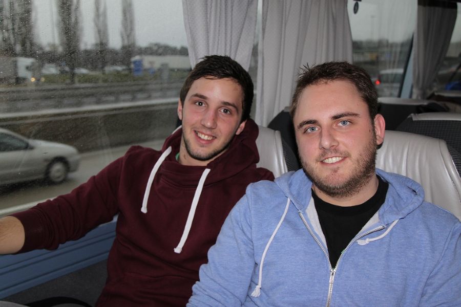 Fabian und Philipp bei der Busfahrt