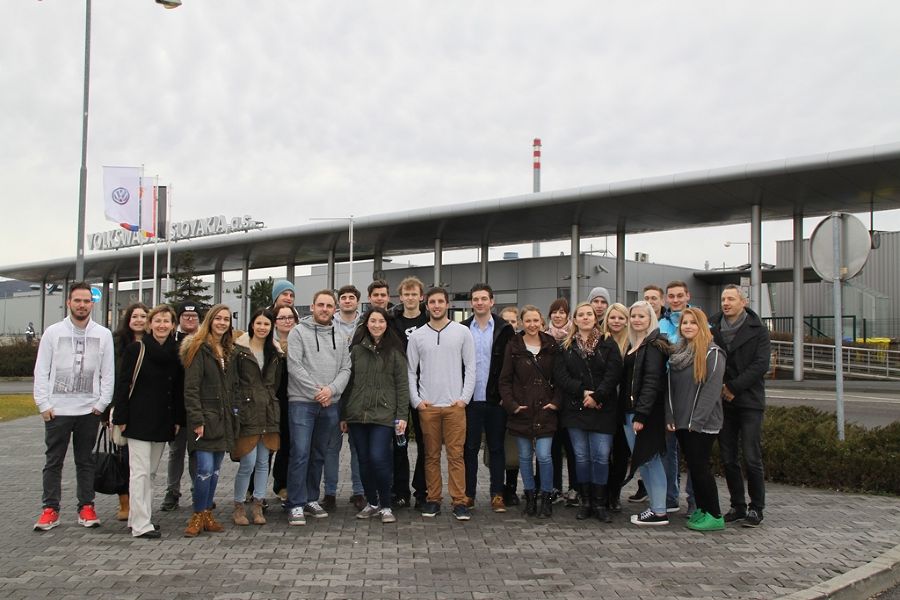 Erinnerungsfoto vor dem VW-Werk