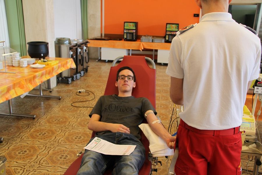 Ein Schüler beim Blutspenden