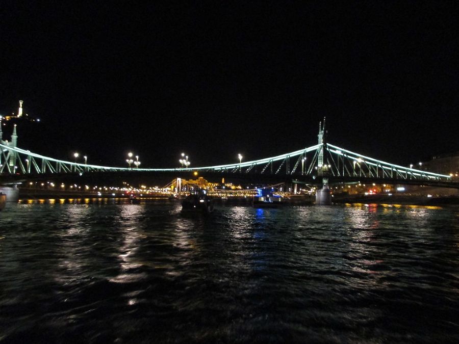 Eine der vielen Brücken am Abend