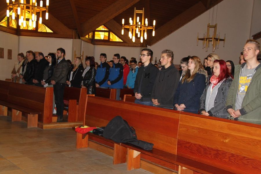 Die Kirche war gut besucht mit jungen netten Leuten