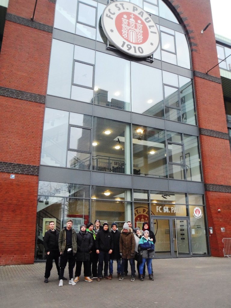 Vor dem Gebäude des FC St. Pauli