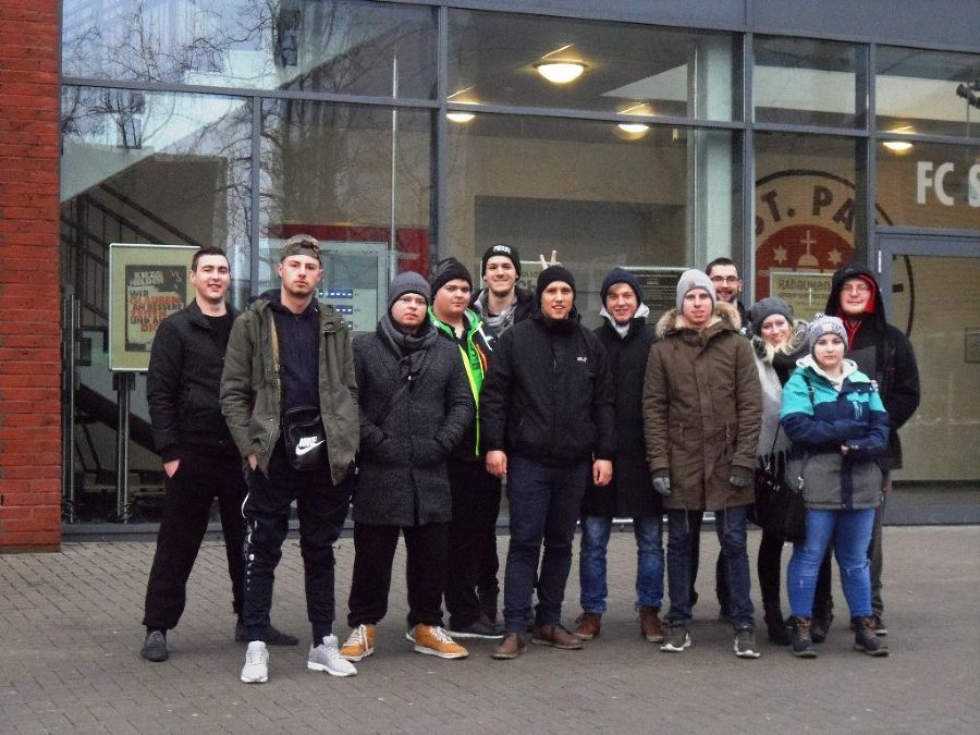 Erinnerungsfoto vor dem Stadion