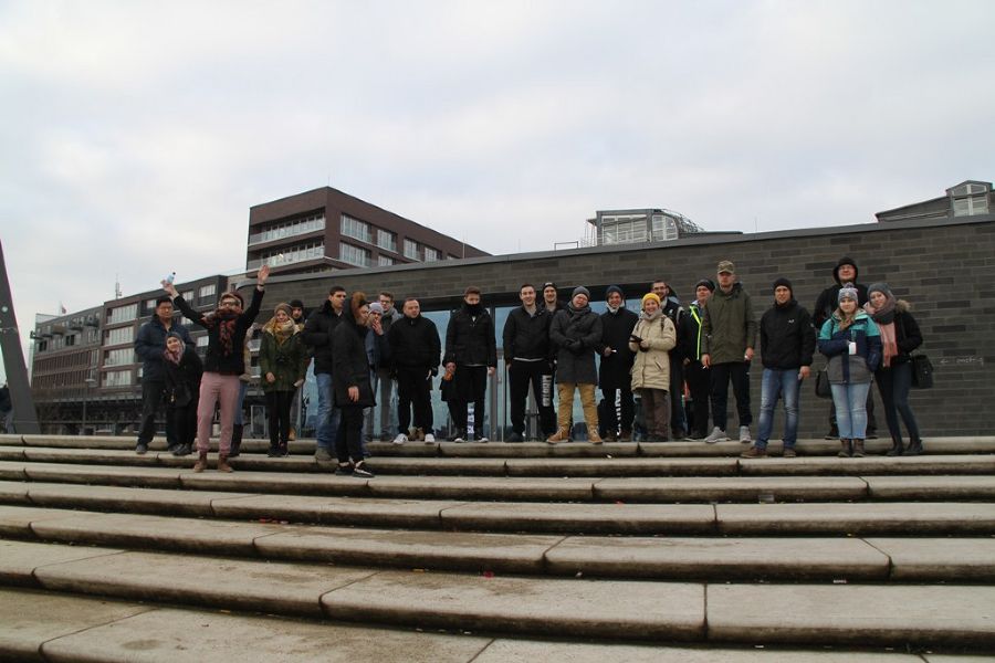 Erinnerungsfoto der 3.cSK und 4.aSL bei den Landungsbrücken