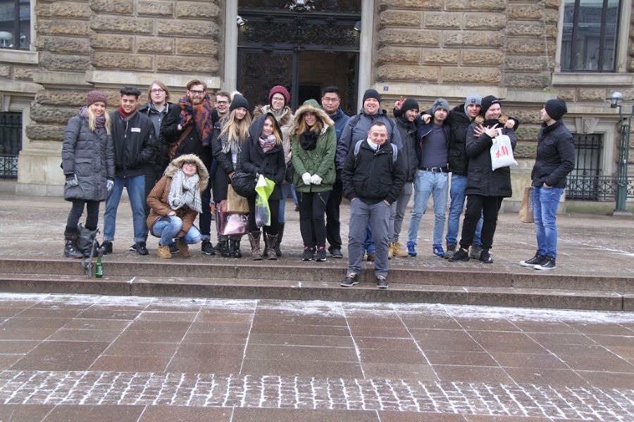 Klassenfoto vor dem Rathaus