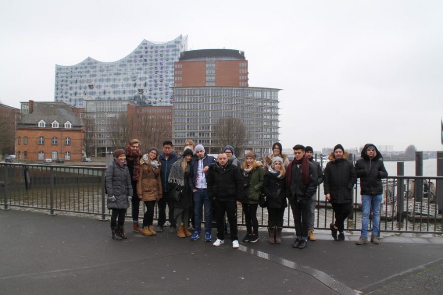 Die berühmte Elbphilharmonie im Hindergrund