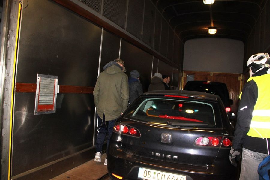 Wir fahren gemeinsam mit den Autos im Aufzug nach oben