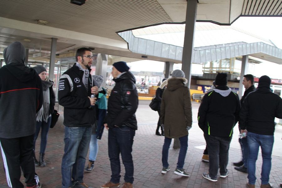 Nach der Zugfahrt - Warten auf den Bus