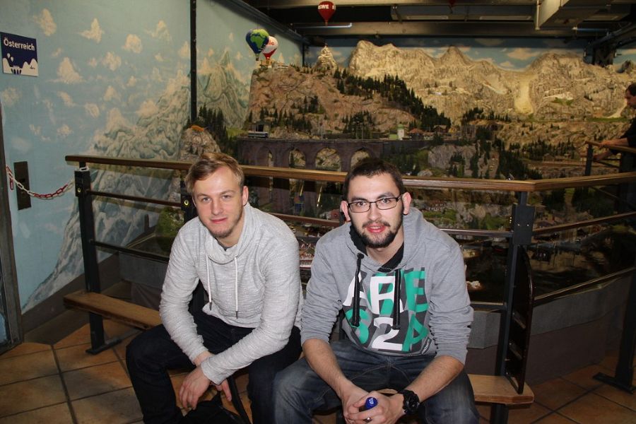 Thomas und Alexander vor Miniaturland Österreich