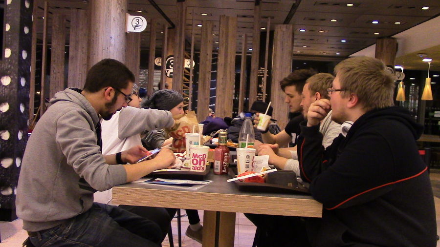 Snack am Flughafen in Hamburg vor dem Abflug