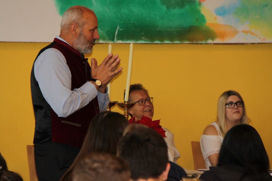 Joe Rinner, der zweite Religionslehrer an unserer Schule, bei seiner Einstimmung zum Gottesdienst.
