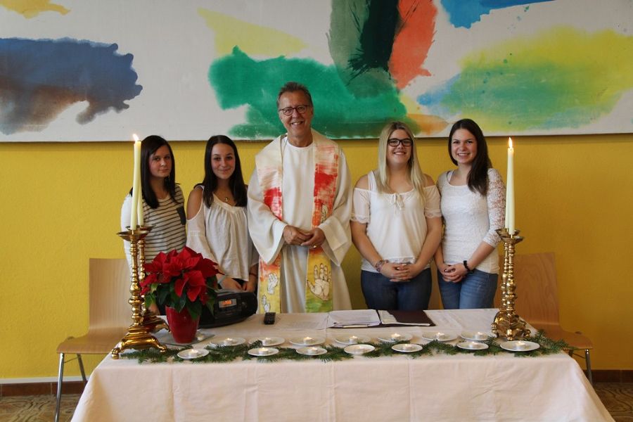 Religionslehrer Walter Drexler hatte sogar 4 sehr nette Ministrantinnen an seiner Seite – Verena, Cintia, Laura und Annika.