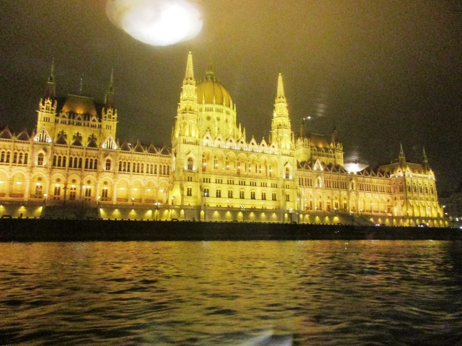 Aussicht auf die wunderschöne Stadt vom Schiff aus