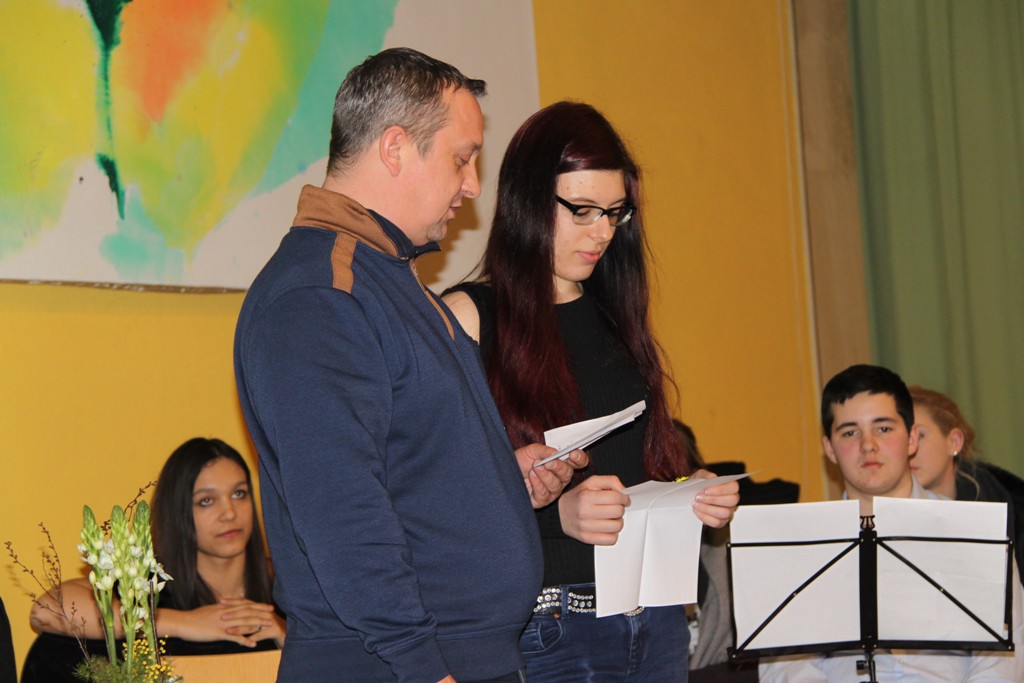 Die Schülerinnen und Schüler gestalten mit einprägsamen Texten wieder kräftig mit, wie hier Christian und Nicole