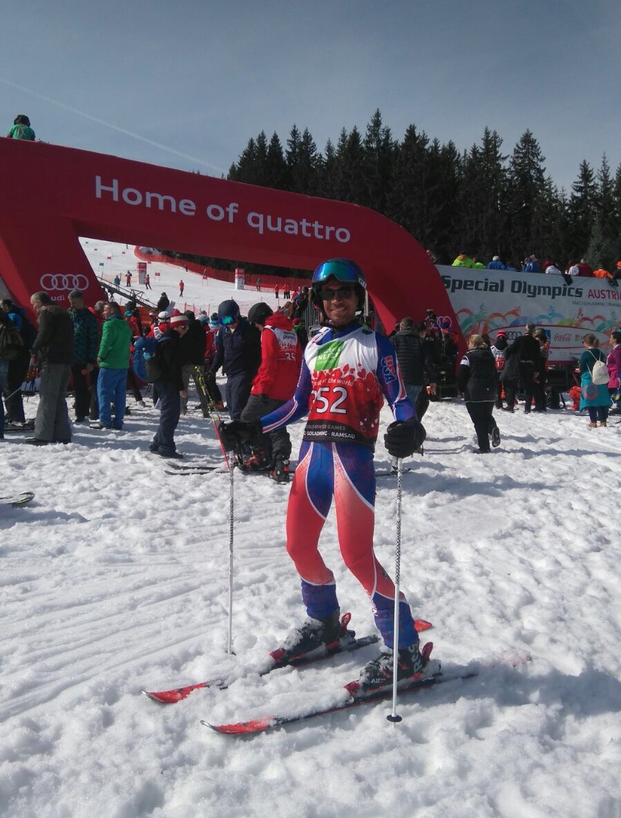  Ein Sportler nach dem Riesentorlauf