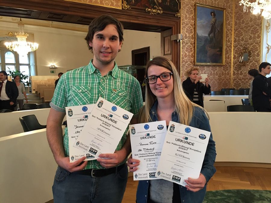 Johannes Ofner und Ramona Fluch mit ihren Urkunden