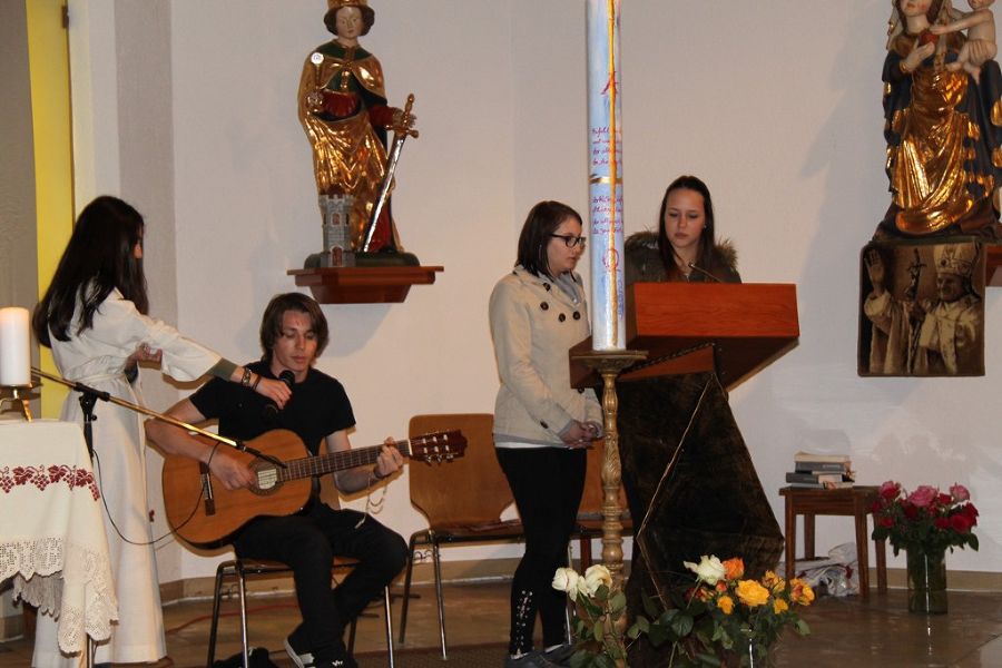 Ein Gottesdienst lebt auch von einer guten musikalischen Gestaltung – ein großer Dank an den Gitarristen Lukas Schadler und an die beiden Sängerinnen Tanja Bauer und Tanja Haider.