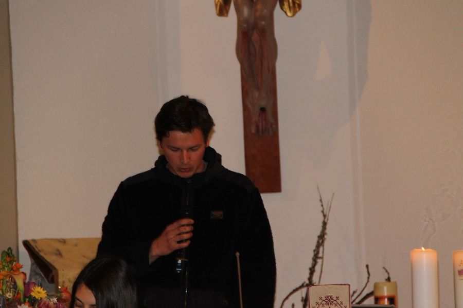 Lukas Schweiger las aus der Bibel vor.