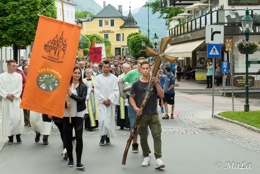 Die Prozession – angeführt vom wunderschönen Vortragskreuz – setzt sich in Bewegung