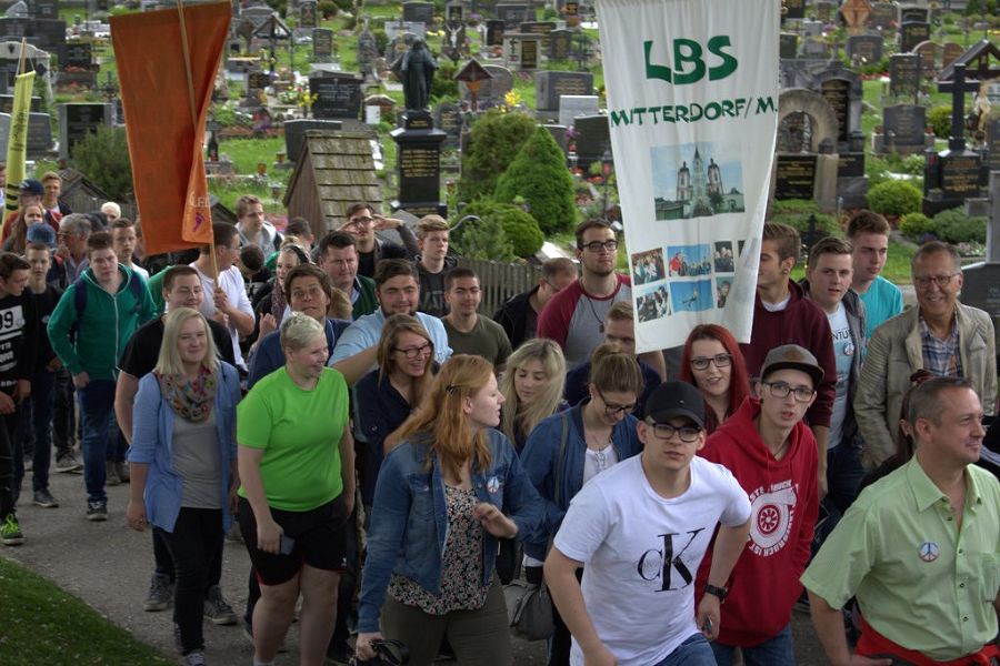 Mittendrin unsere Schülerinnen und Schüler mit ihrer Wallfahrer-Fahne