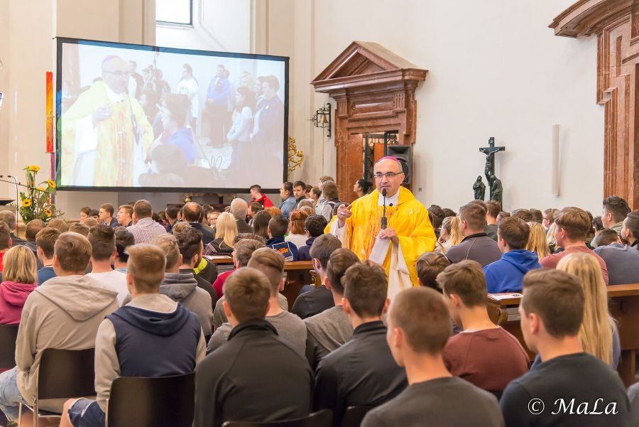 Bischof Wilhelm Krautwaschl bei seiner Predigt inmitten der Jugendlichen