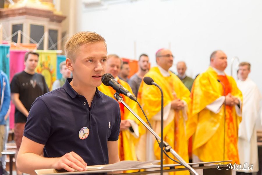 Mein Name ist Manuel, und ich liebe es, Bücher zu lesen. Es gibt so viel Schönes auf dieser Welt. Danke, lieber Gott, für ein gesundes Leben und dass ich jeden Tag eine neue Chance erhalte, mehr von der Welt zu sehen.