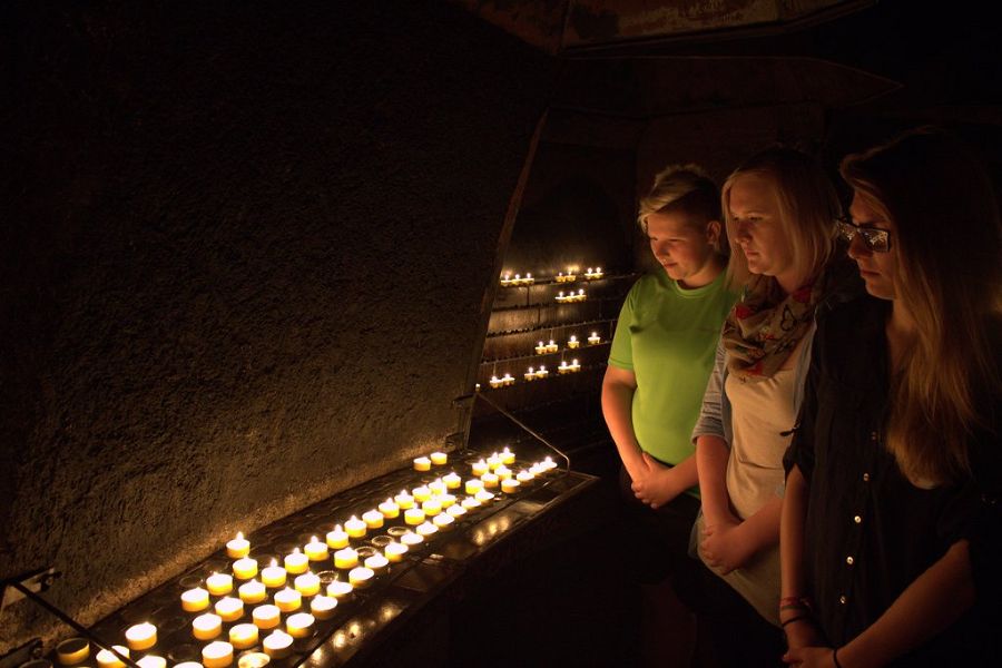 Ob die Gebete unserer drei Fußballerinnen in der Kerzengrotte an den „Fußballgott“ gerichtet sind?