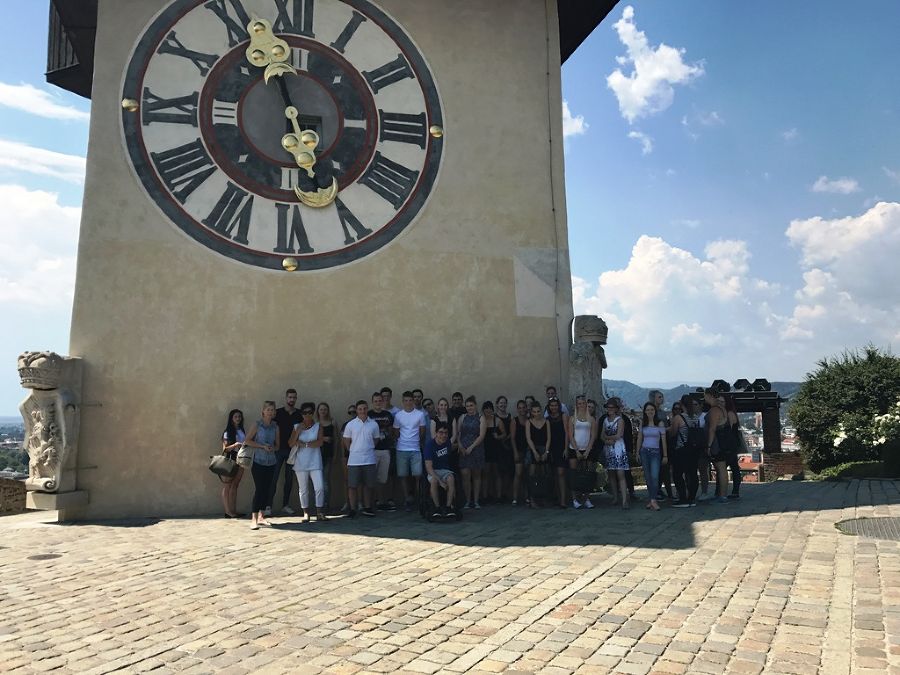 Die beiden Abschlussklassen vor dem Grazer Uhrturm